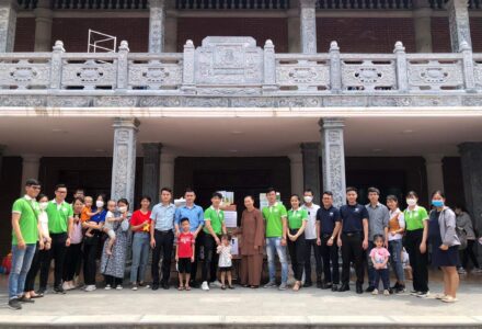 CHẤT UY THĂM CÁC BÉ MỒ CÔI TẠI CHÙA QUANG PHÚC