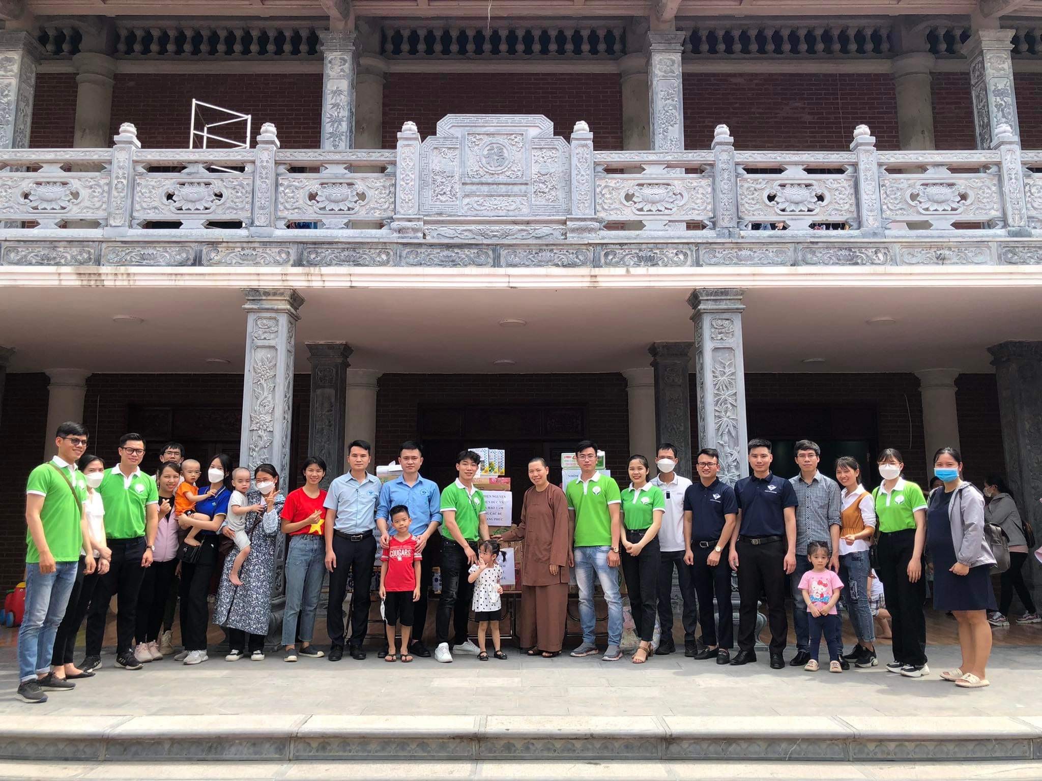 CHẤT UY THĂM CÁC BÉ MỒ CÔI TẠI CHÙA QUANG PHÚC